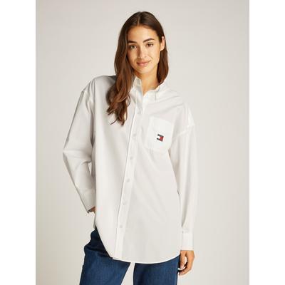 Hemdbluse TOMMY JEANS CURVE "TJW OVS BADGE POPLIN SHIRT EXT", Damen, Gr. XXXL (46), beige (ecru), Web, Obermaterial: 100% Baumwolle, unifarben, casual, oversize hüftbedeckend, Langarm Manschette, Blusen, in Großen Größen, Popeline, Langarm, Badge Image
