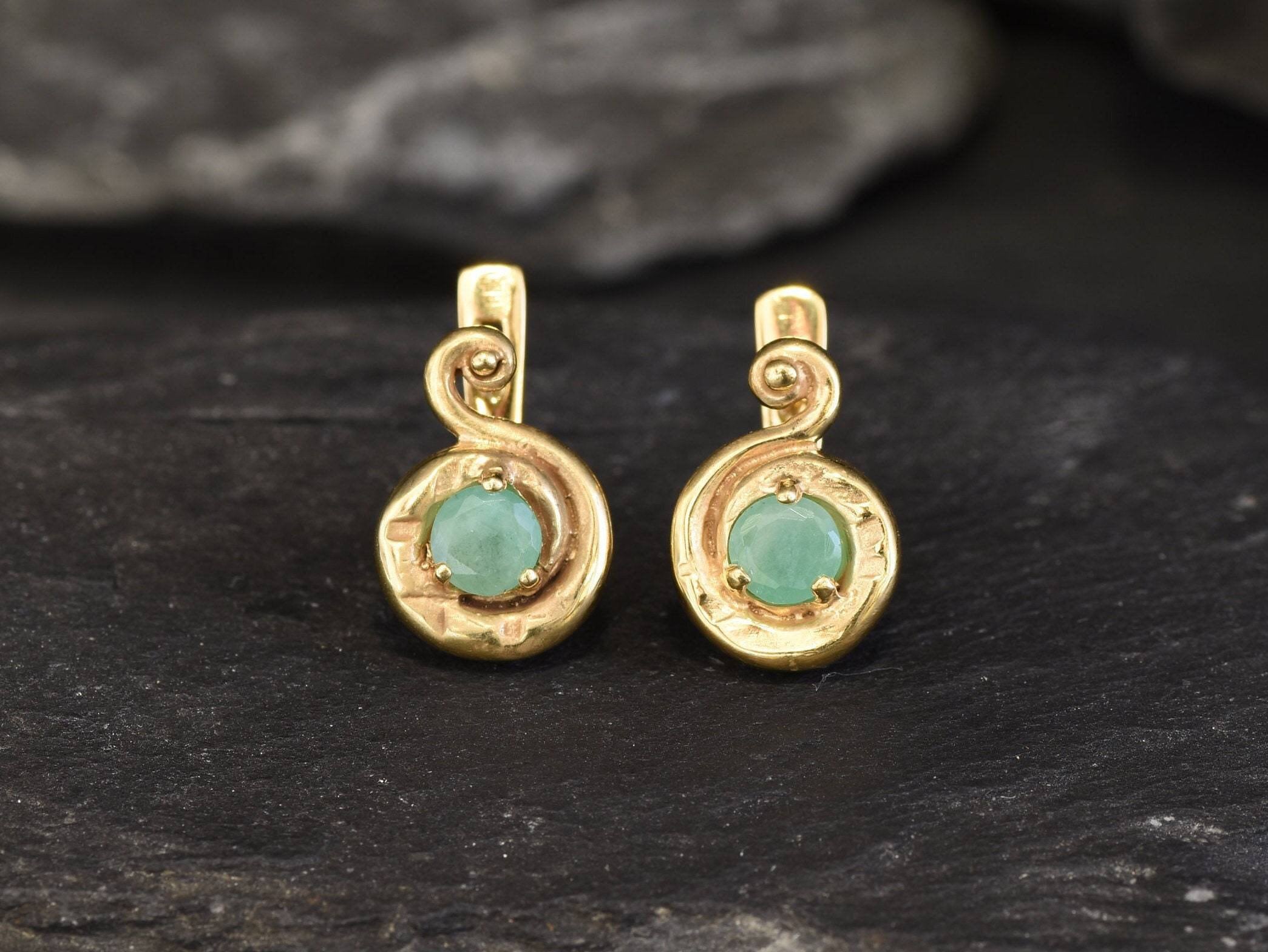 Gold Smaragd Ohrring, kleine grüne Ohrringe, natürlicher Smaragd, zierliche Gold Ohrringe, vergoldete Ohrringe, grüner Smaragd, Mai Birthstone, 925