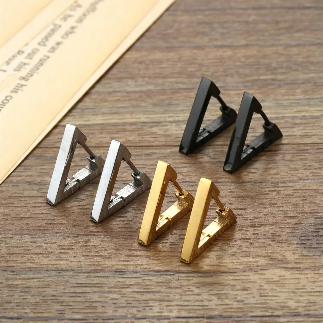 2 Stück geometrische Dreiecke Edelstahl Ohrringe Unisex Punk Creolen für Damen Herren Piercing Push-Back Ohrstöpsel Schmuck Image