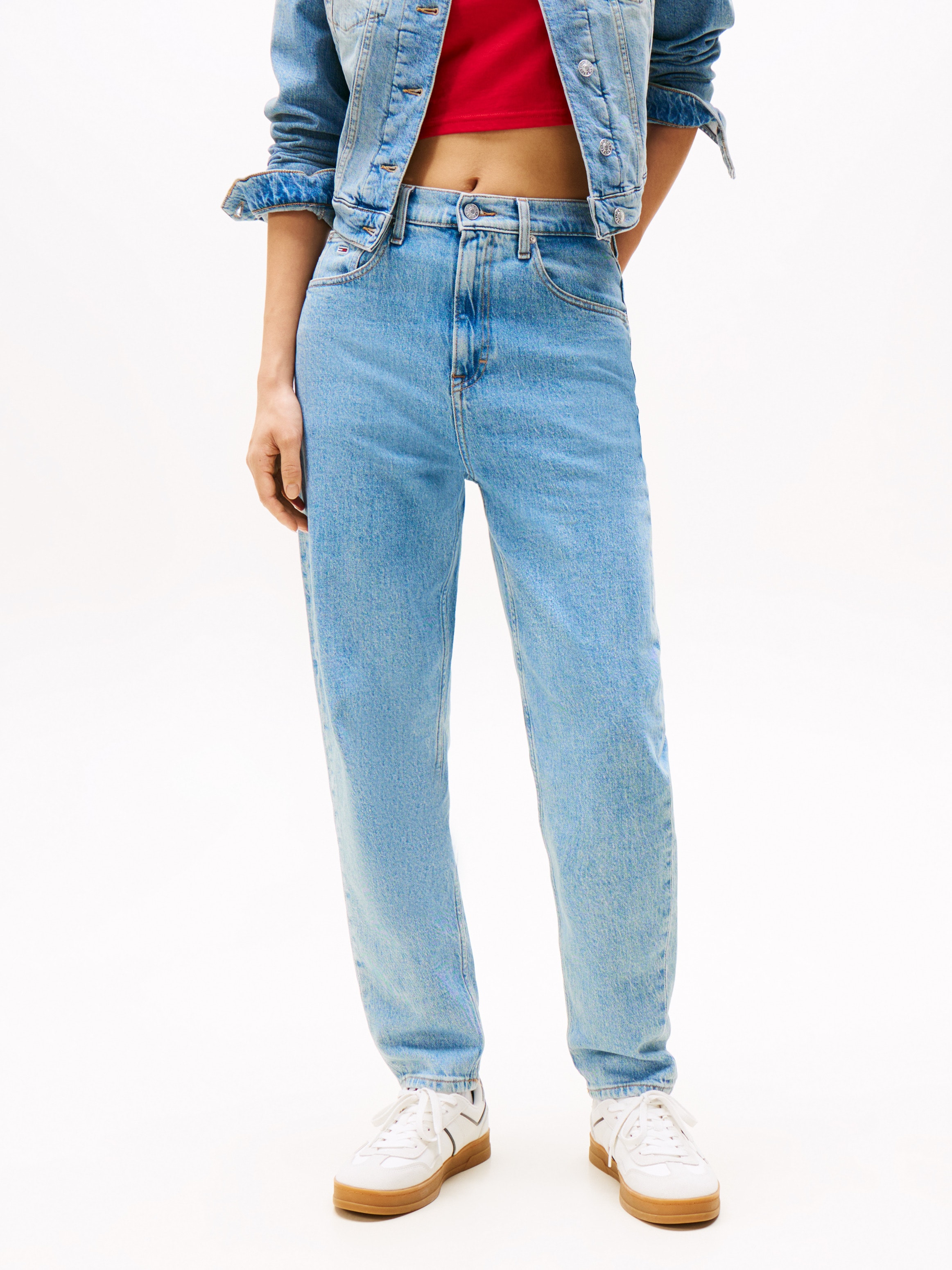 Tapered-fit-Jeans TOMMY JEANS "High waist - Mom-Jeans Tapered", Damen, Gr. 27, Länge 32, blau (denim light), Denim/Jeans, Obermaterial: 99% Baumwolle, 1% Elasthan, Abriebeffekte, Jeans, Mit Tommy Hilfiger Logo-Flag auf der Gesäßtasche Image