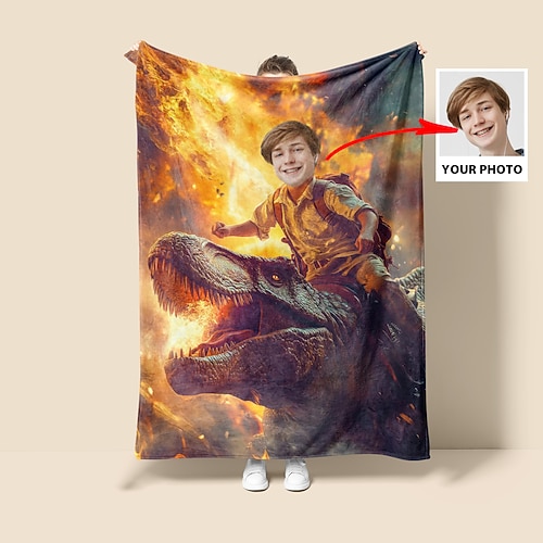 Kleiner Junge reitet Dinosaurier Personalisierte Fotodecke Anpassbare weiche und gemütliche Decke Mit einem lustigen Dinosaurier Design mit deinem Foto Perfekt für Kinderzimmer Geschenke oder Image