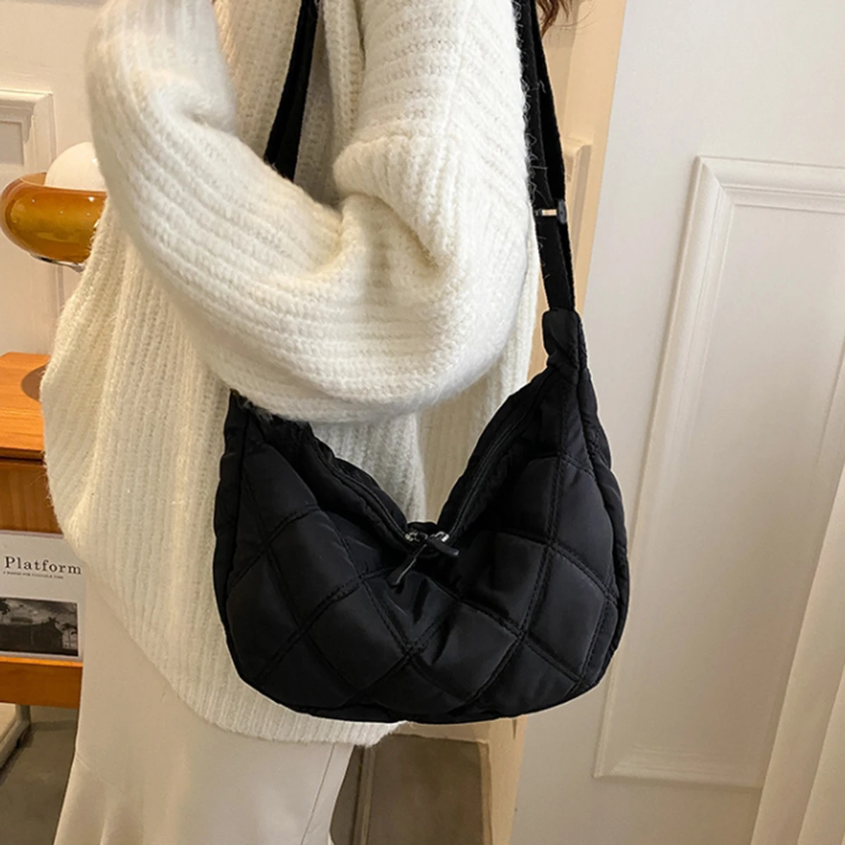 Schwarzer, mit Diamanten gerader, bestickter Faden, großes Fassungsvermögen, Daunen-Wolken-Umhängetasche für Damen (ohne Anhänger) Image