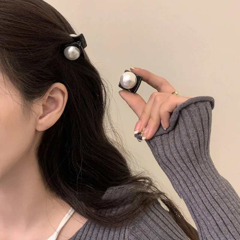 2 Stück Mini schwarze runde Haarklammern, minimalistische Imitationsperlen-Haarnadeln, seitliche Clip für Frauen und Mädchen, Haar-Accessoires, Frisuren Image