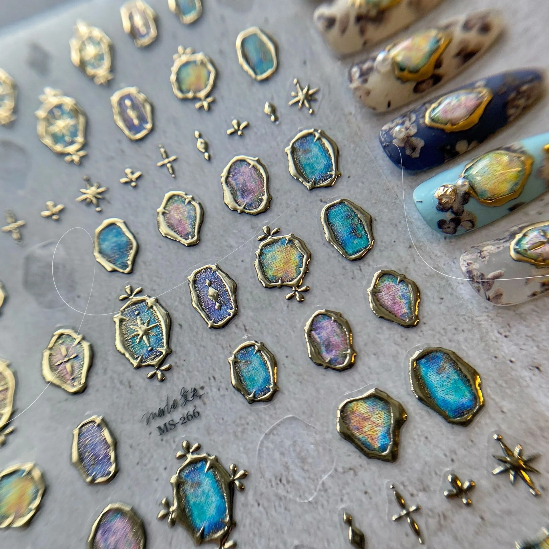 1 Stück 5D bunter Spitzenstreifen Nagelaufkleber hochwertiger exquisiter Retro-Totem Goldrahmen Zubehör Nail Art Dekoration Aufkleber Image