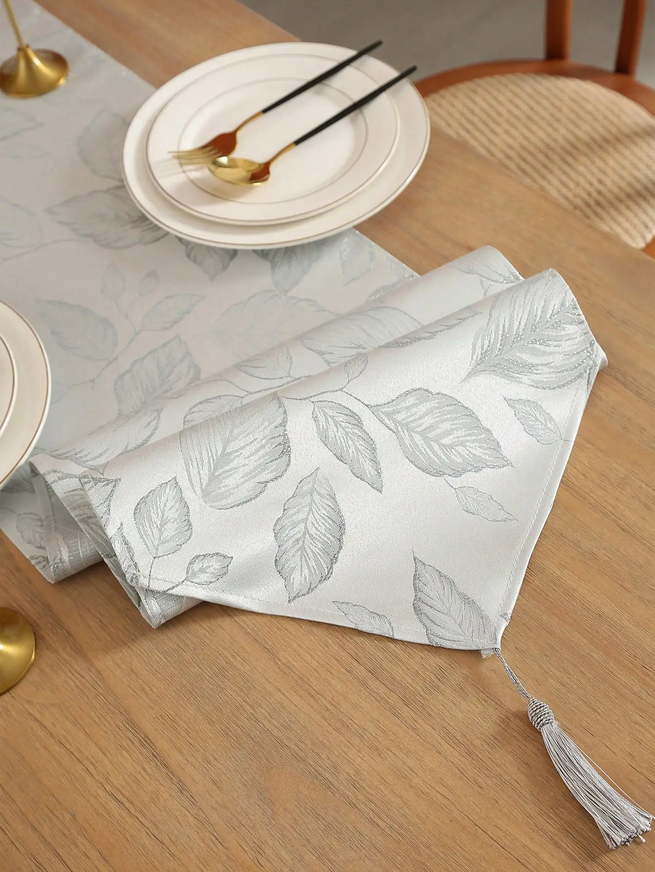 Grauer Jacquard-Tischläufer mit spitzer hängender Quaste, Wohnzimmer-TV-Schrank, Esstischmatte, Partydekoration