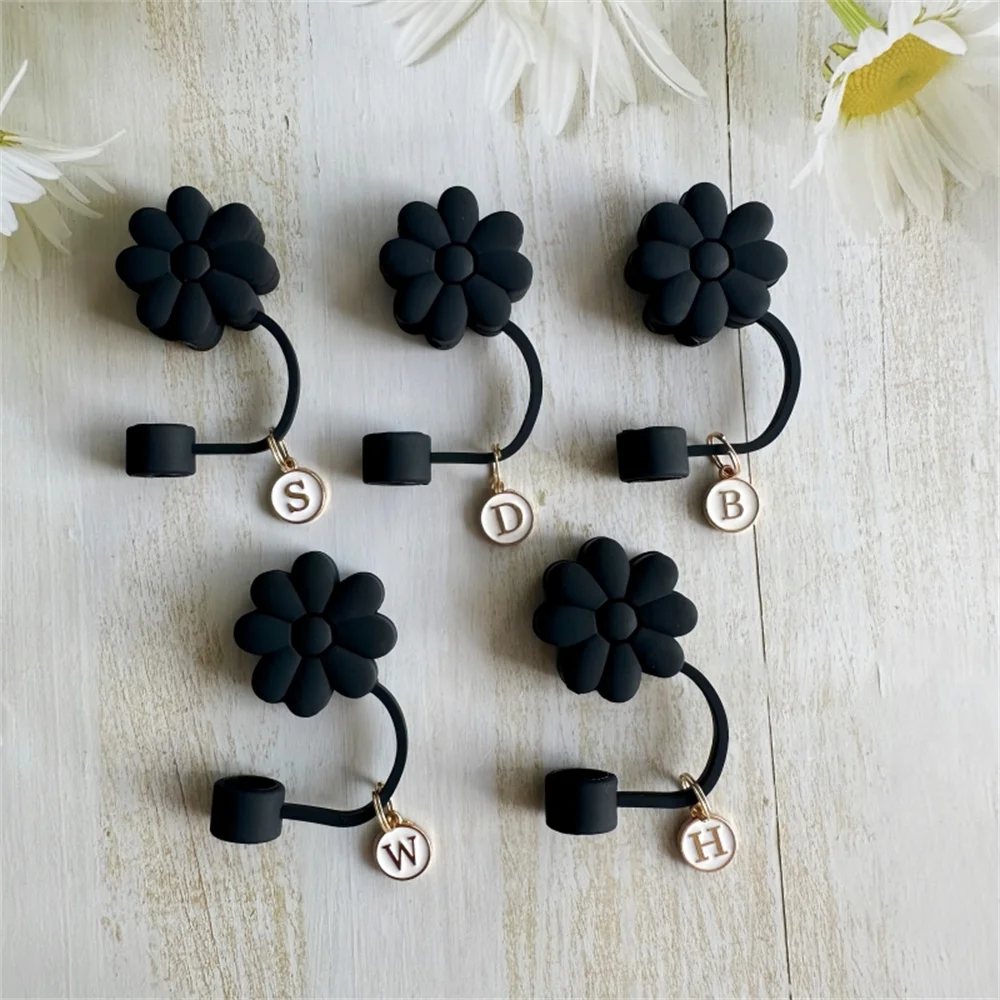 Schwarzer Accessoire-Strohhalmverschluss, 26-Buchstaben-Blumen-Silikon-Strohhalm-Abdeckung, staubdichter Strohhalm, geeignet für Glas- und Wasserflaschen Image