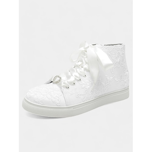 Elfenbeinfarbene Hochzeits-Sneaker aus Spitze für Damen mit Satinband-Schnürsenkeln und Herzanhänger aus Strasssteinen – bequeme Brautschuhe für Hochzeiten Image