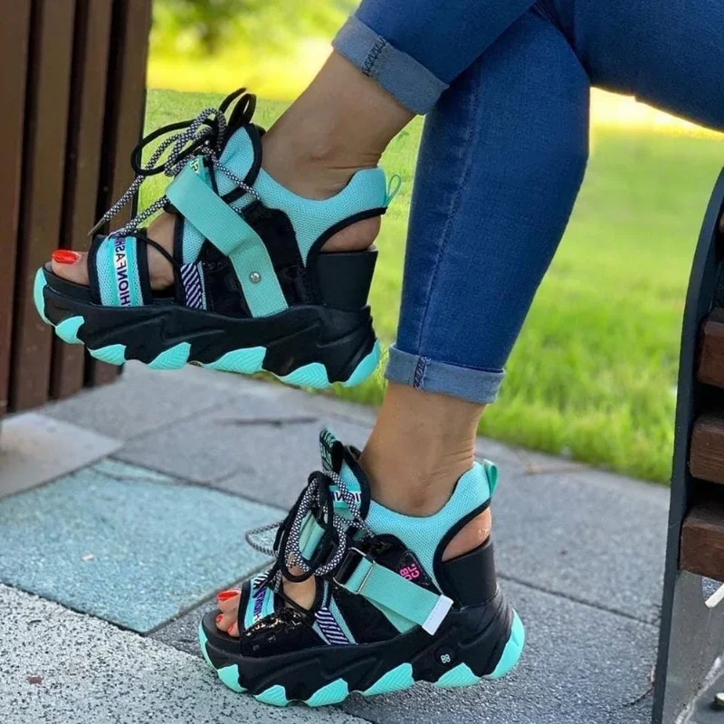 Maogu gemischte Farbe Schuhe Sport Keil weiße Sandalen Frauen High Heel Strand Freizeit schuh Freizeit Dame Plattform klobige Sandalen