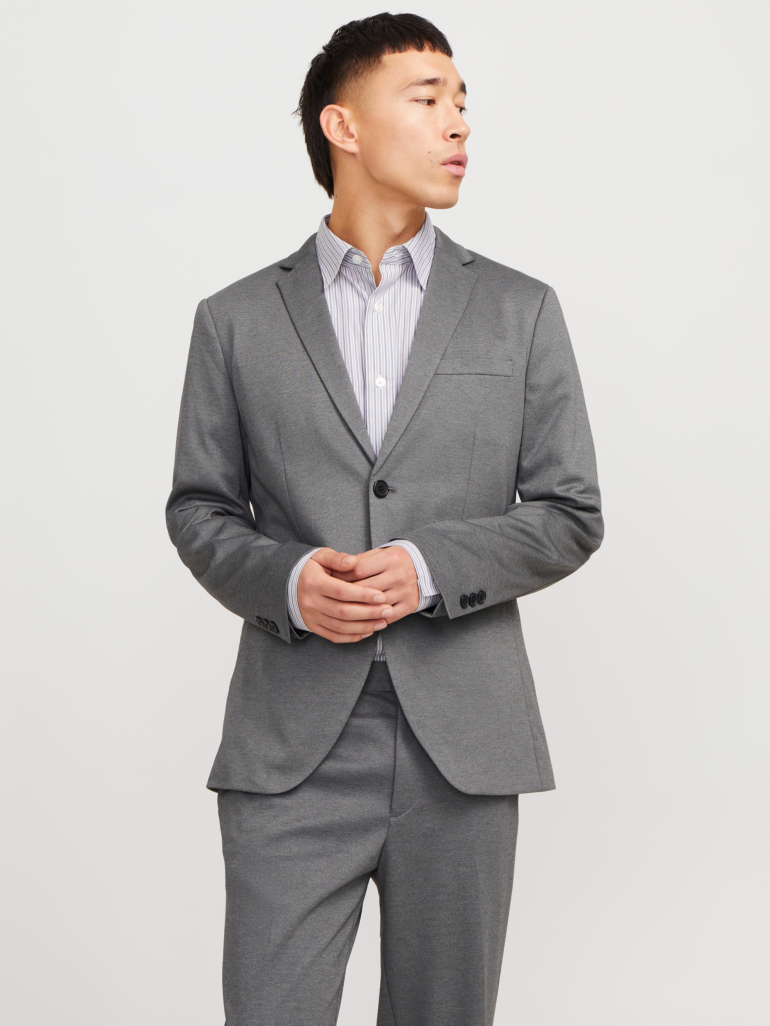 Sakko JACK & JONES "JPRJAXON Jersey Blazer mit Stretch für stylischen Look", Herren, Gr. 56, grau (dunkelgrau melange), Web, Obermaterial: 74% Polyester, 22% Viskose, 4% Elasthan, meliert, slim fit, Sakkos Sakko, meliert, modisch, slim fit, Materialmix