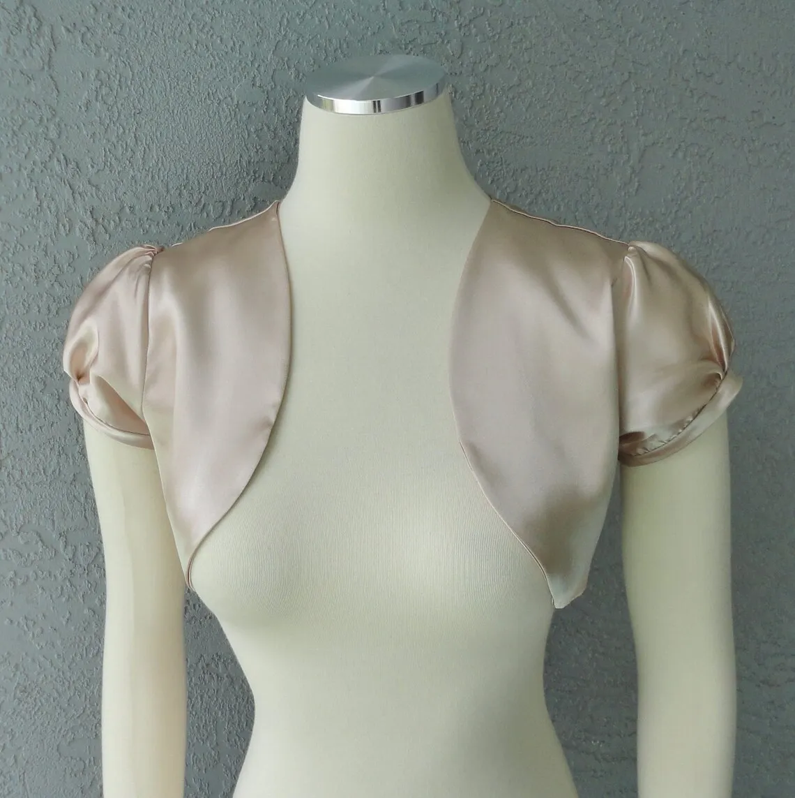 Champagner Farbe Satin Bolero Shrug Hochzeit Jacken 2023 Kappe Puffy Kurzen Ärmeln auf Bestellung Alle Größen Alle Farben Verfügbar Image
