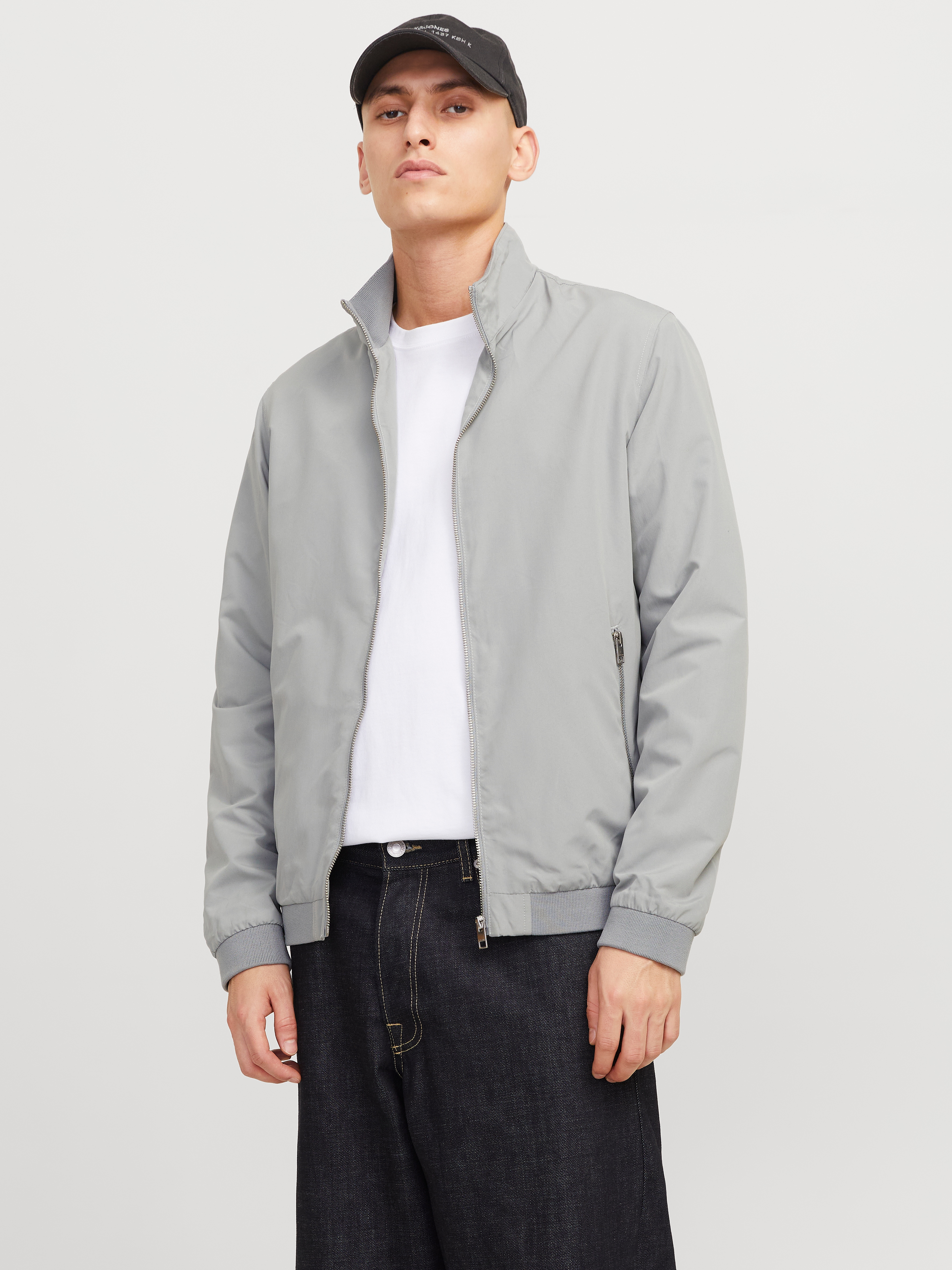 Blouson JACK & JONES "JJERUSH Stylisch, funktional, ideal für Herbst, pflegeleicht", Herren, Gr. M, grau (ultimate grau), Web, Obermaterial: 100% Polyester, unifarben, regular fit taillenbedeckt, ohne Ausschnitt, Rippbündchen, Jacken Blouson, mit...