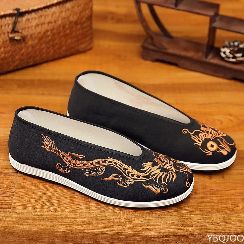 Alte Peking Tuch Schuhe Männer Weiche Sohle Chinesische Stickerei Männer Schuhe Chinesischen Stil Gelb Schwarz Drache Runde Mund Tuch Schuhe