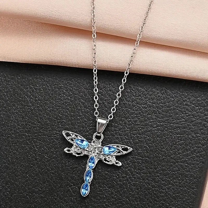 Huitan blaue Libelle Anhänger Halskette für Frauen kreatives Design weibliche Halskette Tanz party Phantasie Geburtstags geschenk Modeschmuck Image