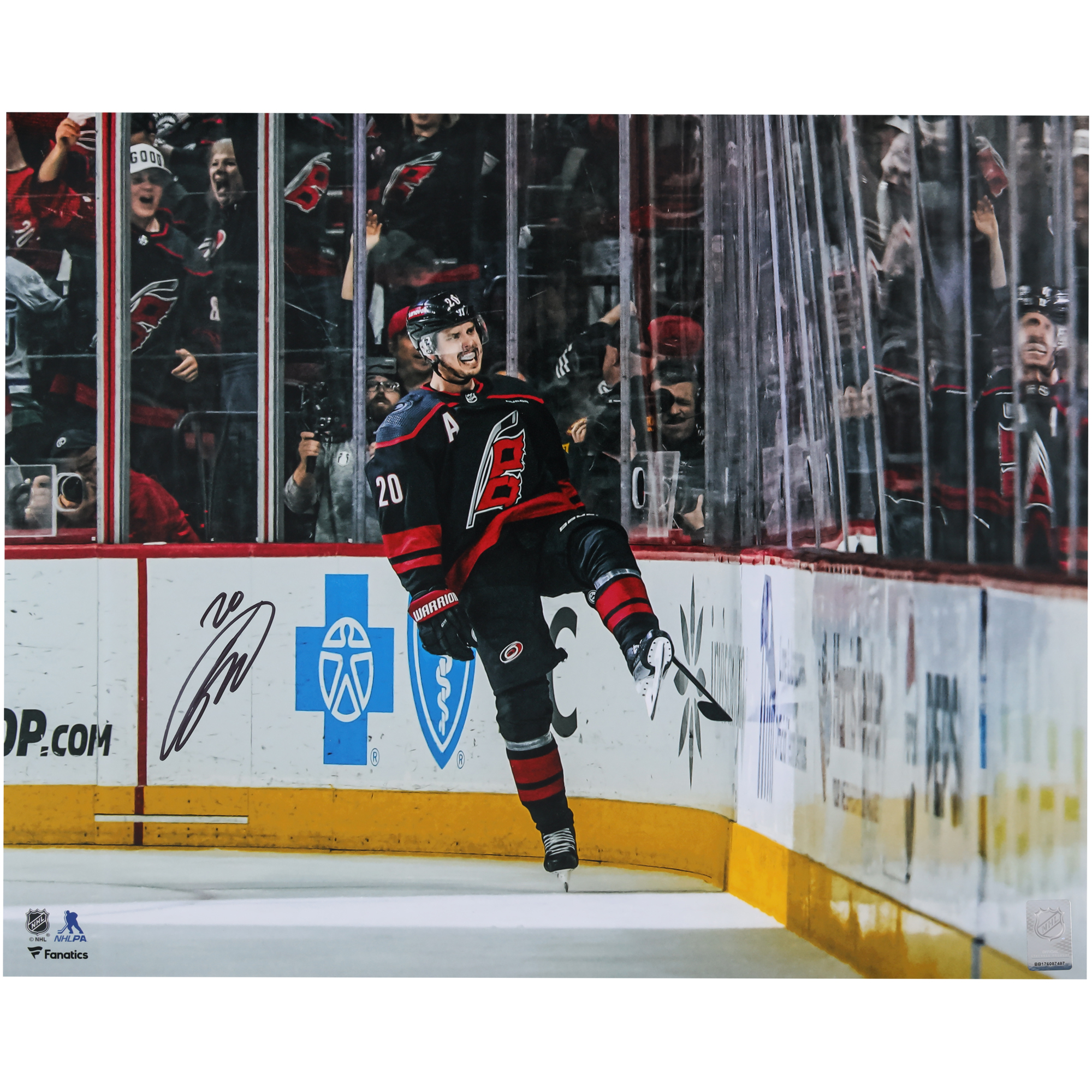 Sebastian Aho, Carolina Hurricanes, signiertes Foto, 16 x 20 Zoll, schwarzes Trikot, Feierfoto Image