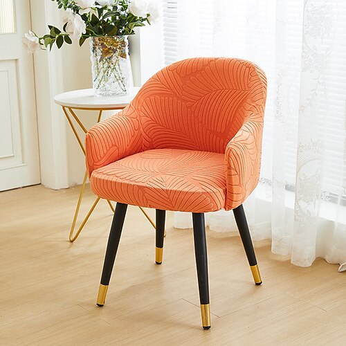 Jacquard-Sesselbezug mit Blättern. Elastischer, rutschfester Schonbezug für hohe Sessel mit elegantem Jacquard-Blättermuster. Schützt Möbel vor Flecken, Schmutz und Abnutzung.