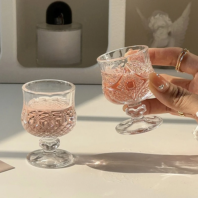 Gravierte geprägte kleine Becher glass chale im koreanischen Stil für Soju-Sake-Schnaps-Kurzglas Image