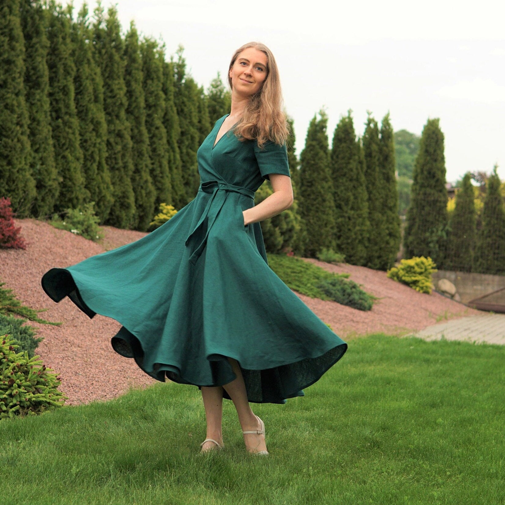 Grünes Leinen Wickelkleid. Midikleid. Unterhalb des Knies Grünes Hochzeits-Gastkleid. Brautjungfer Kleid. Leinen Sommerkleid mit Taschen. Tee Kleid