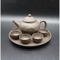 Vintage wunderschöne Miniatur Yixing Zisha Craft Factory Nr. 4 Teeservice. Chinesische Keramik-Teekanne, Tablett und 4 Tassen im Karton.