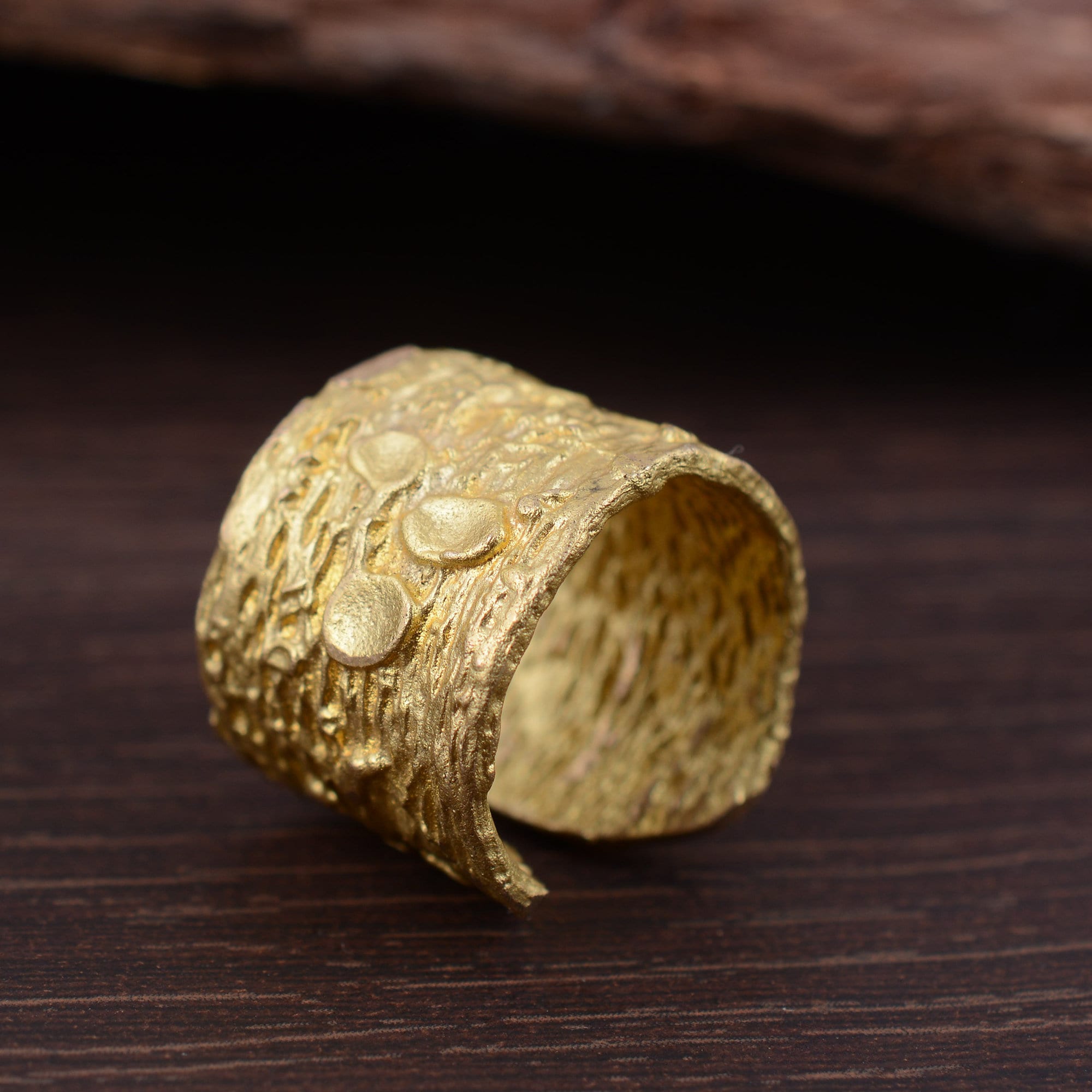 Anello martellato in ottone grezzo, anello a fascia martellato in oro, anello a fascia larga, anello a fascia regolabile, anello fatto a mano, anello