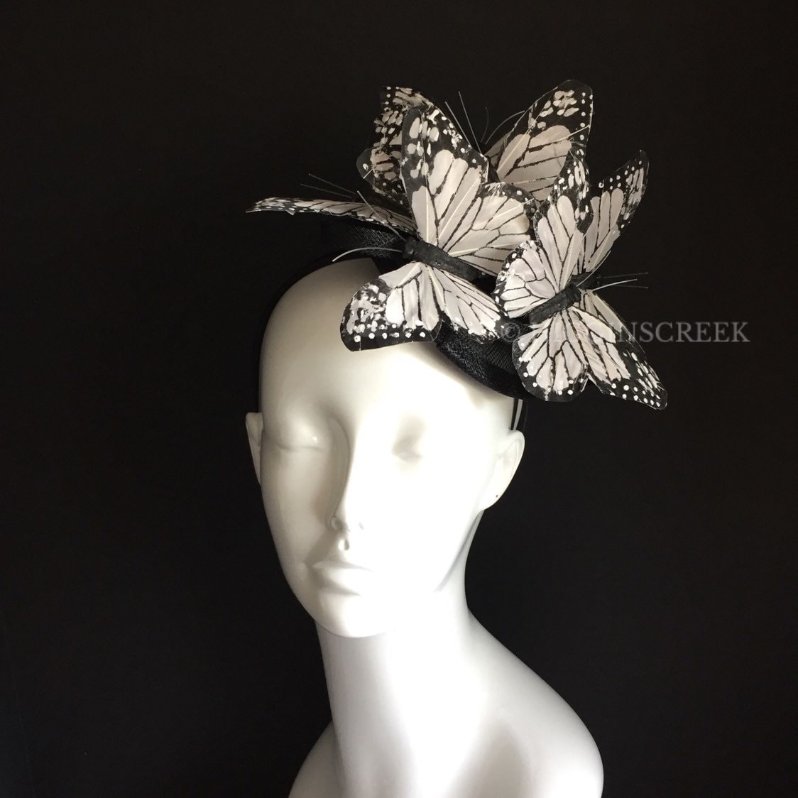 copricapo a farfalla, tema farfalla monarca bianca, cappello fascinator Derby, copricapo monarca bianco e nero, fascinator da donna