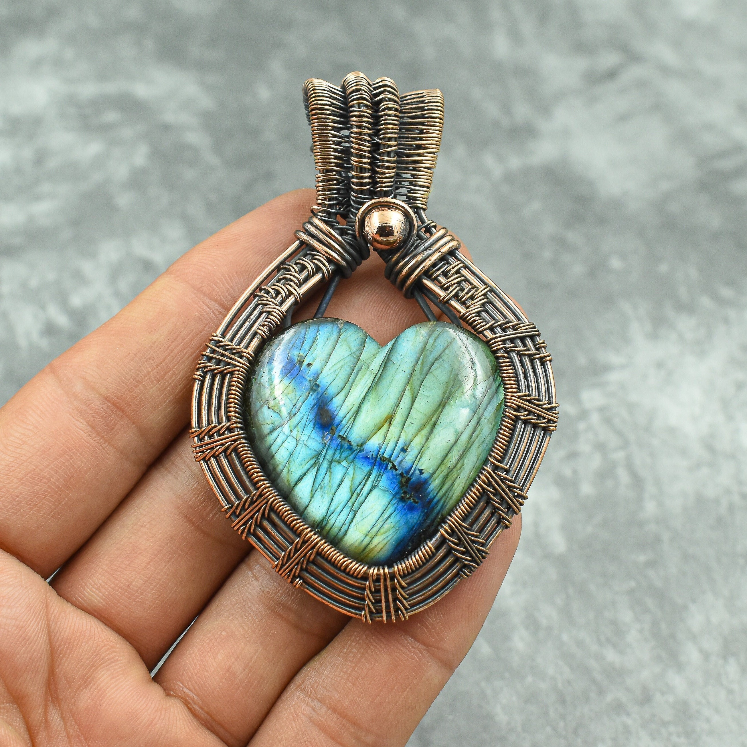 Ciondolo in labradorite, ciondolo avvolto in filo di rame, ciondolo con pietra preziosa in labradorite, gioielli in rame, ciondolo a forma di cuore, g