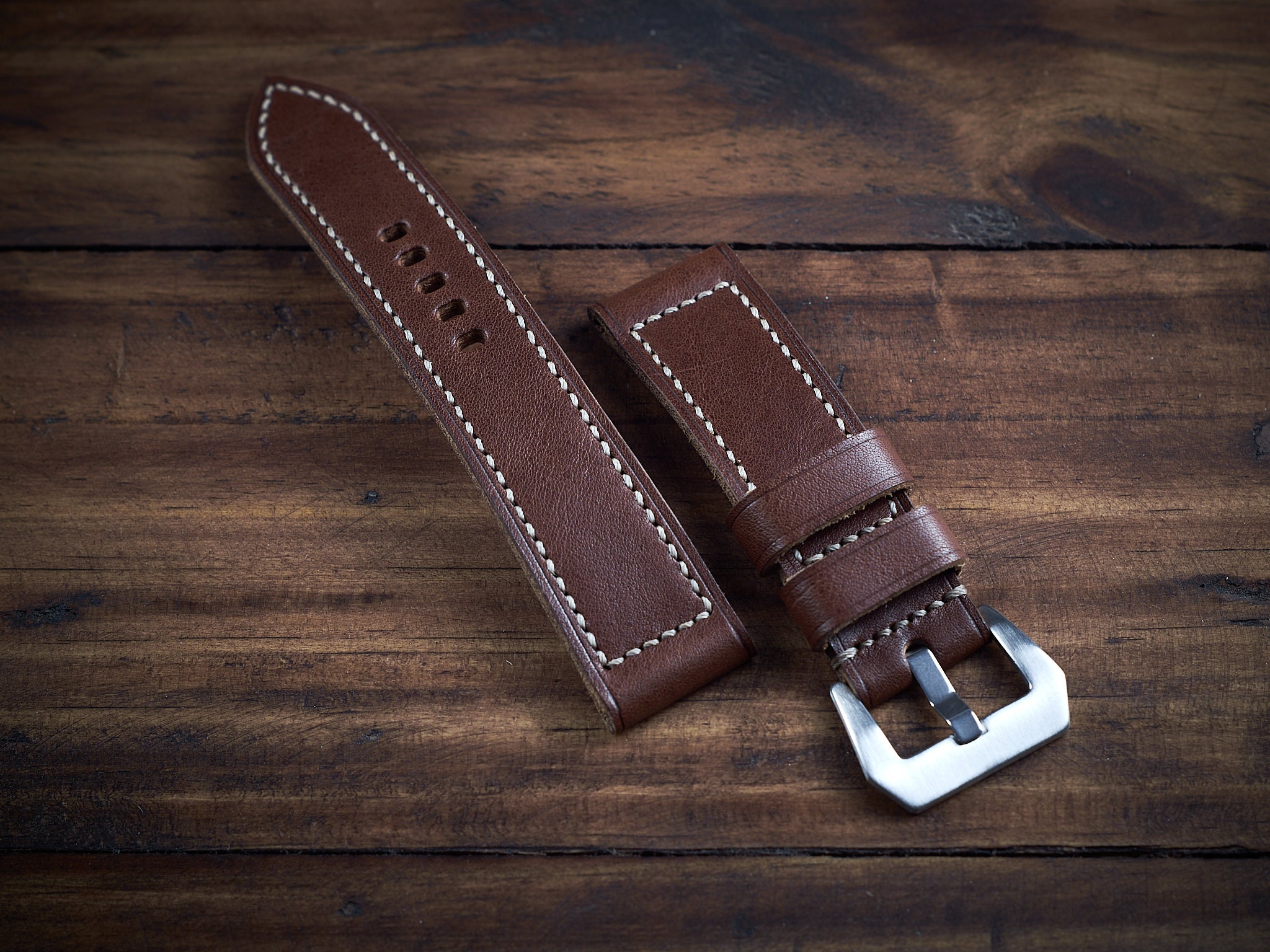 Cinturino stile Pam da 24 mm, 26 mm, 22 mm. Cinturino fatto a mano in pelle di vacchetta marrone per orologi stile Pam.