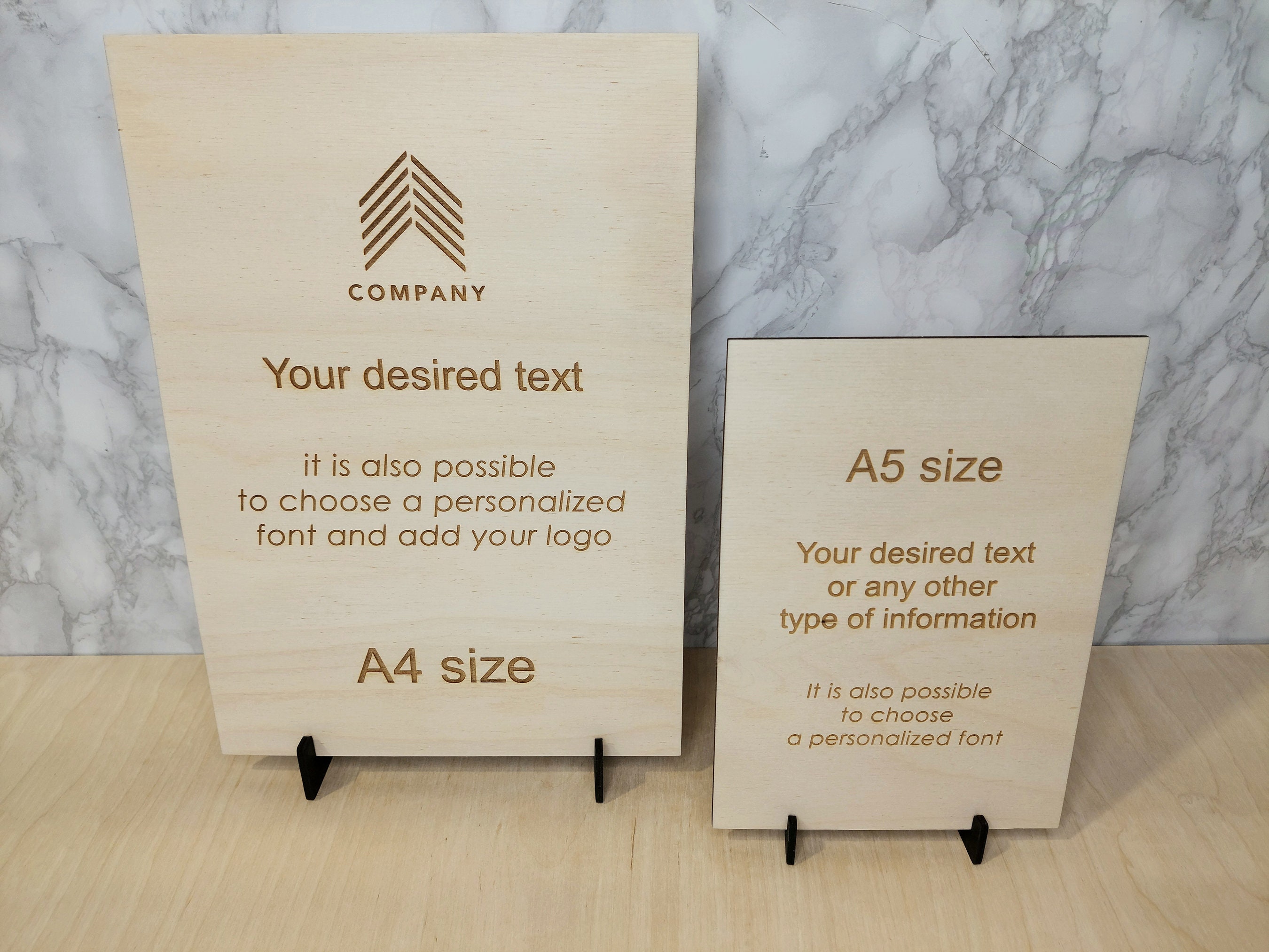 Cartello in legno personalizzato con supporto nero / Testo inciso personalizzato nei formati A4, A5, A6, A7 / Decorazioni per scrivania da ufficio, ac
