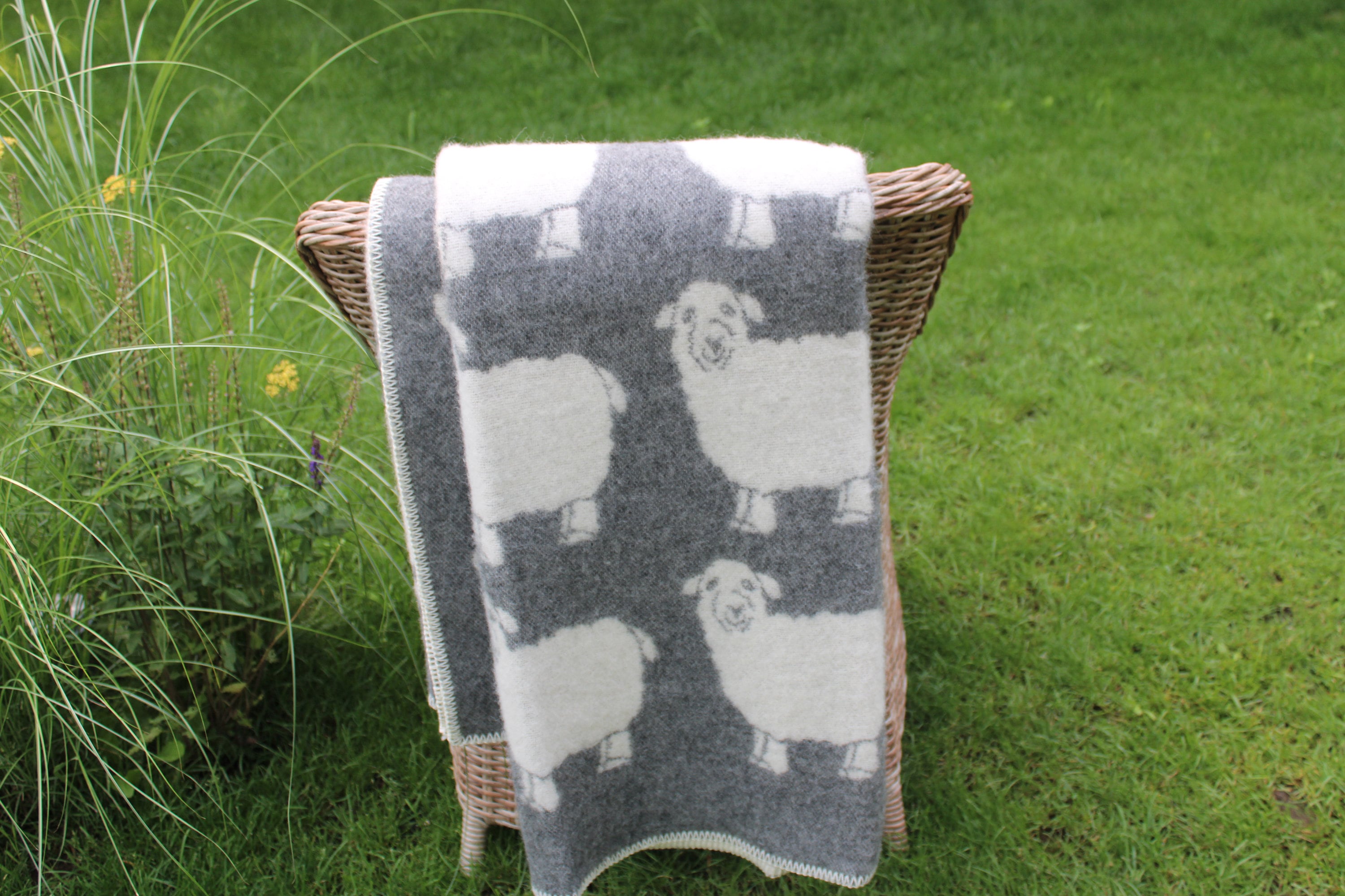 Coperta in lana di pecora biologica: grigio accogliente con motivo a pecore, coperta in lana di agnello naturale, coperta da letto spessa fatta a mano