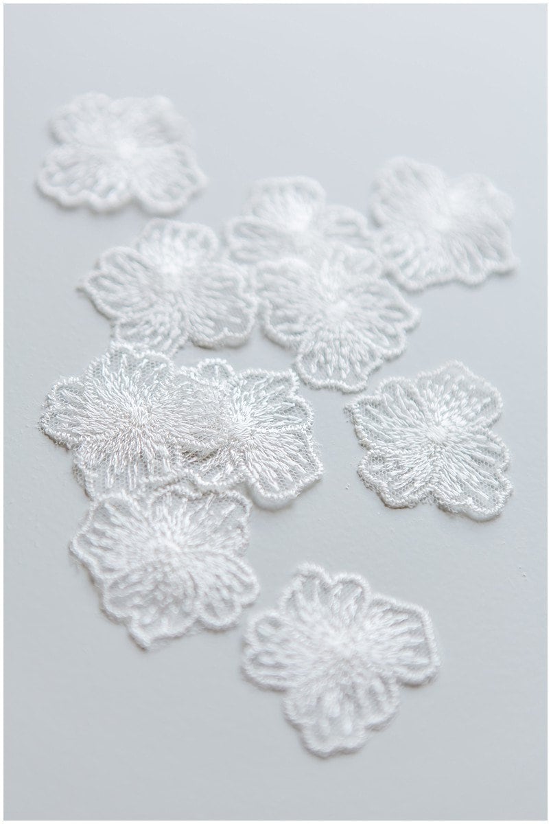 A17-115 //10 pezzi. Toppa con fiore in pizzo, fiore 3D da cucire, applicazione in pizzo con fiore 3D, fiore in pizzo 3D, applicazione in pizzo per abi
