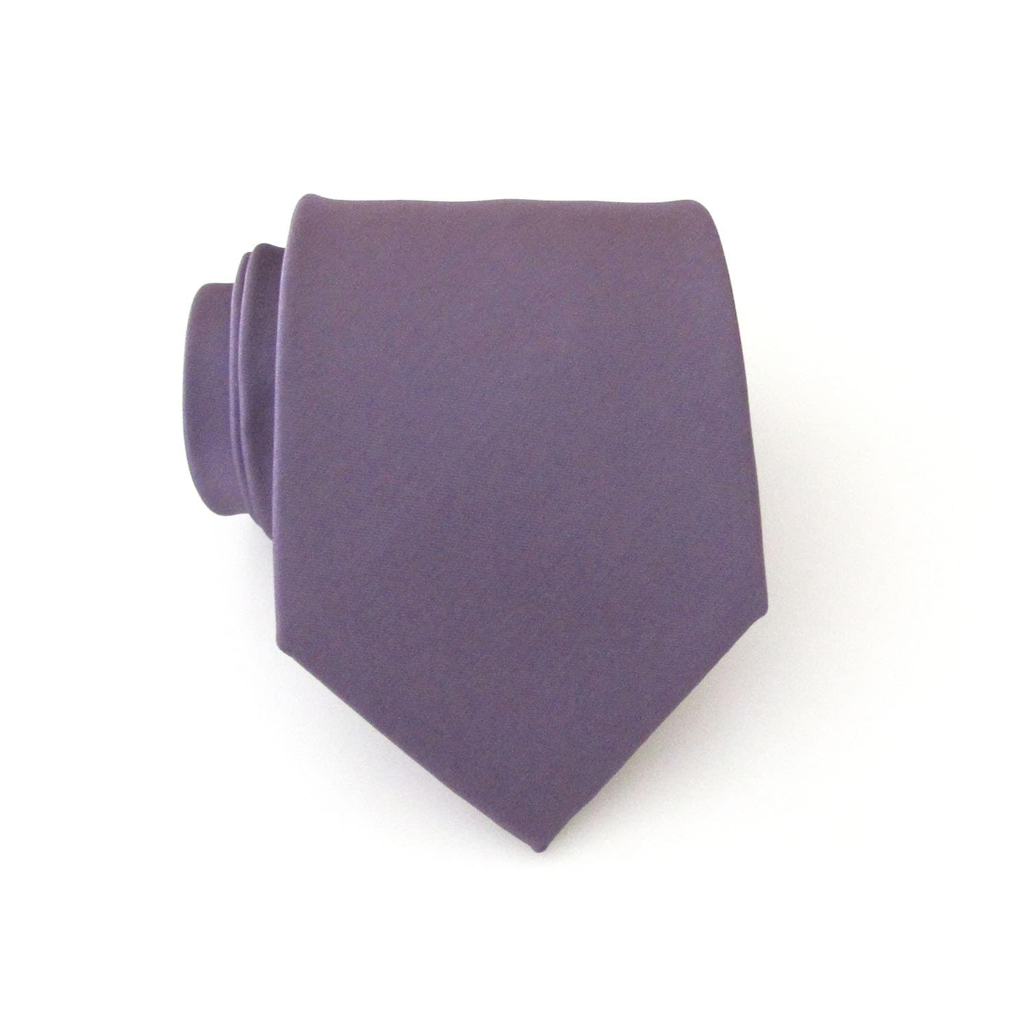 Cravatta da uomo color malva con fazzoletto da taschino abbinato. Cravatta da uomo color malva, color viola chiaro e polveroso, con opzione fazzoletto