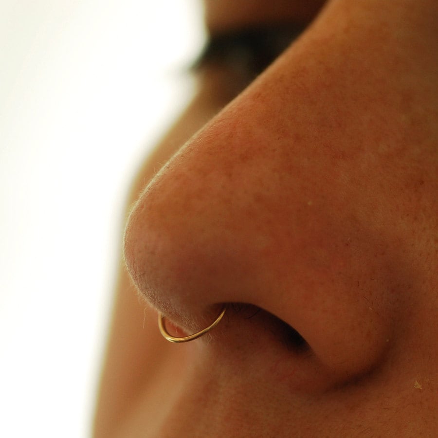 Setto nasale finto, setto nasale non forato, Sandra Holmbom, gioielli per setto nasale, anello per setto nasale, setto nasale in oro, anello per il na