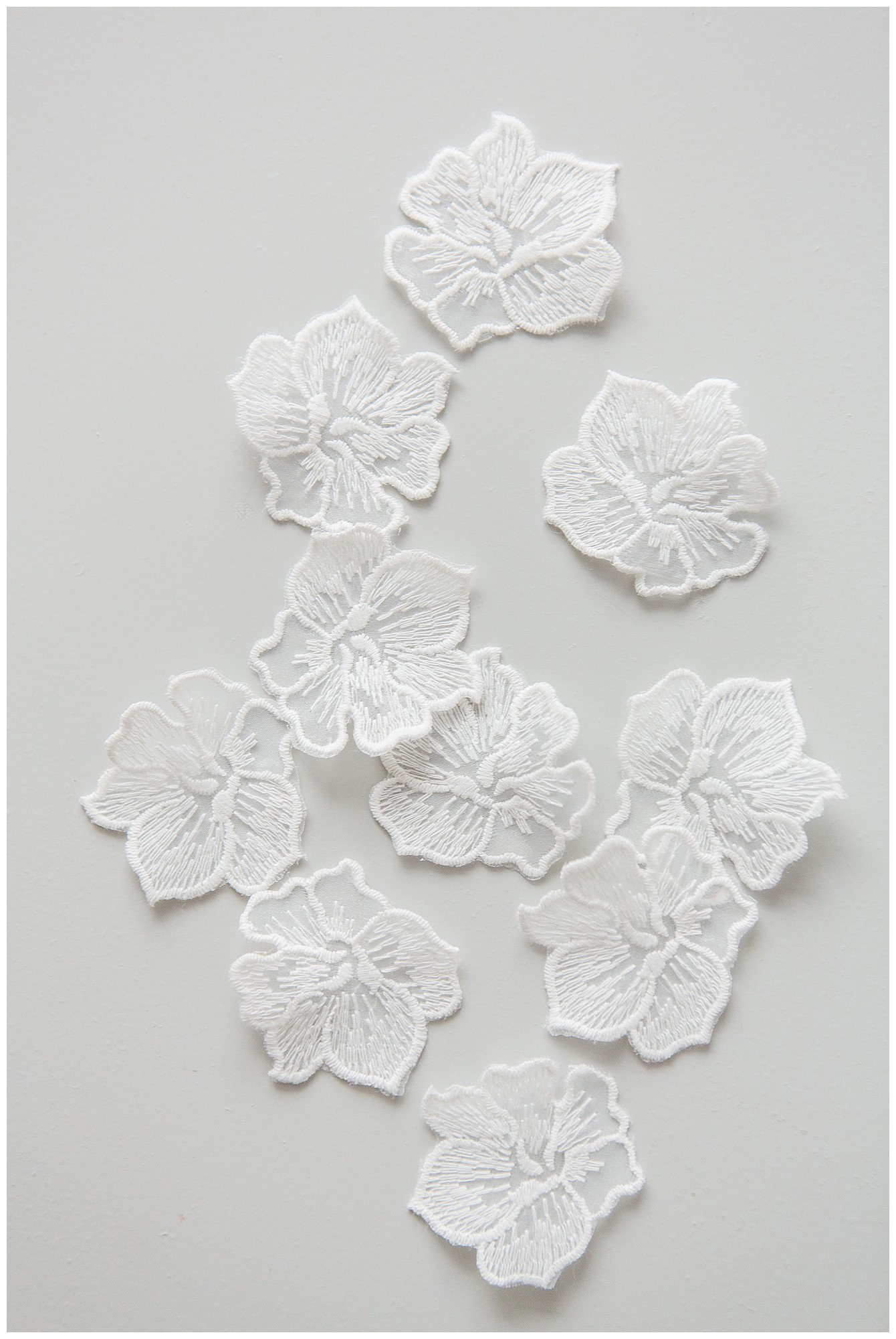 A17-161 // 10 pezzi. Toppa con fiore in pizzo, fiore 3D da cucire, applicazione in pizzo con fiore 3D, fiore in pizzo 3D, applicazione in pizzo per ab