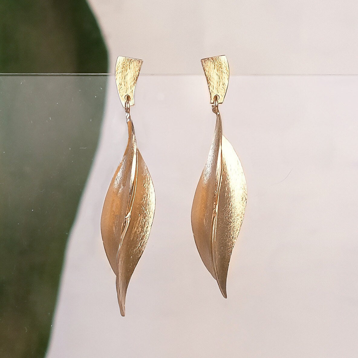 Orecchini in foglia d'oro, gioielli unici, orecchini in oro unici, orecchini pendenti in oro, orecchini a foglia grandi, orecchini pendenti grandi, or