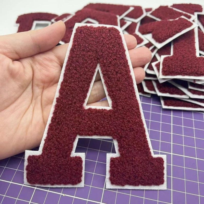 Toppa termoadesiva in ciniglia con lettere rosso scuro da 4,9 pollici, grande toppa con lettere rosse Ancora, lettere ricamate applicate, toppe fai da