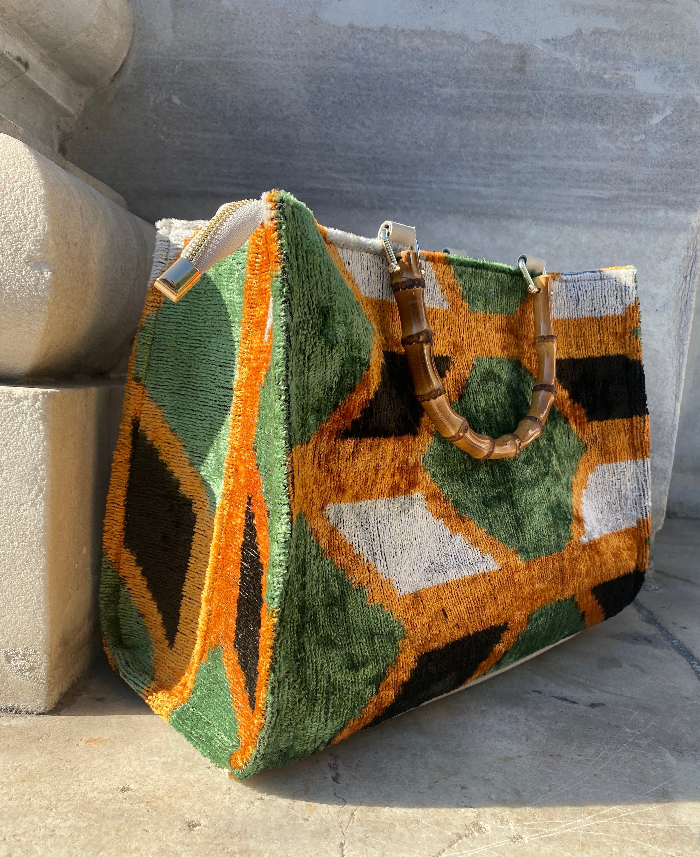 Borsa tote in seta Ikat, borsa tote tradizionale Boho fatta a mano verde giallo, borsa tote in seta e velluto stile geometrico Boho, borsa tote con ma