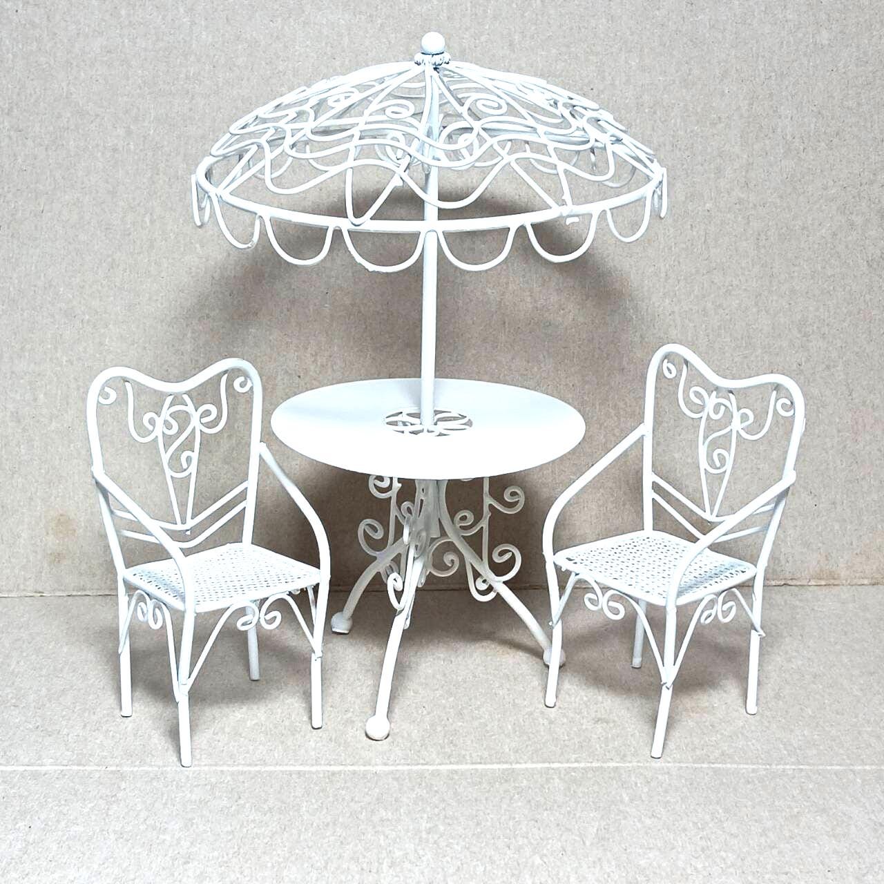 Ensemble table et chaises de jardin en fil de fer blanc, maison de poupée