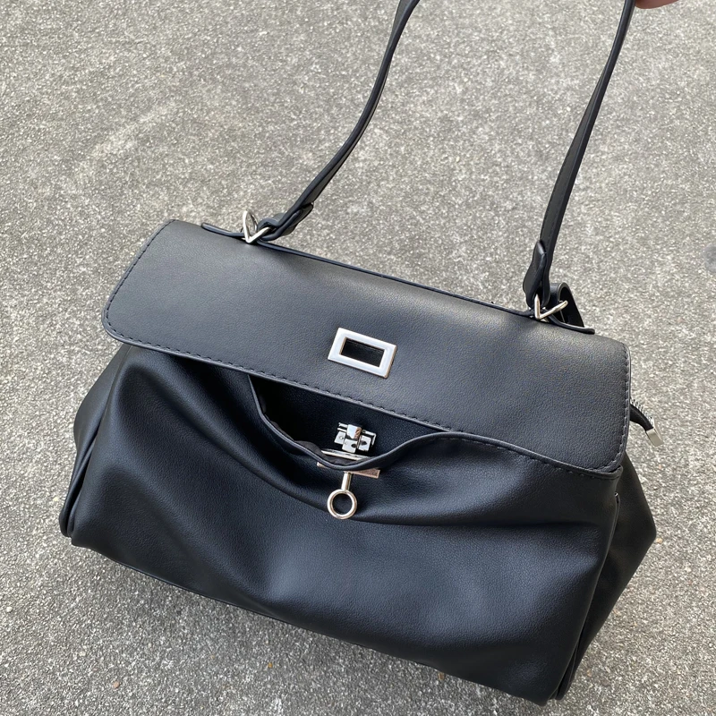 Sacs fourre-tout décontractés pour femmes sacs à main et bourses de luxe de styliste sac à bandoulière de grande capacité avec serrure en PU décoration avec pompon nouvelle collection 2024 haute