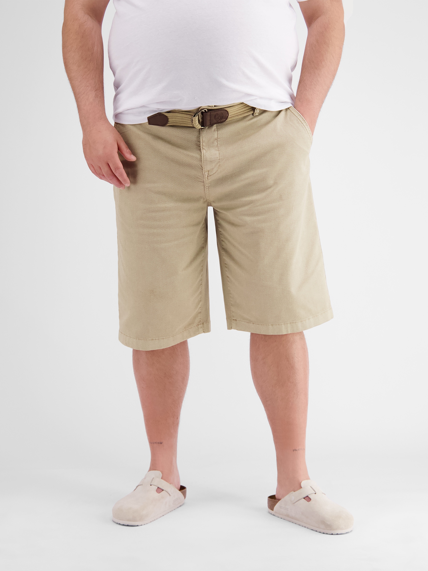 Bermudas LERROS "LERROS Chino-Bermuda mit Gürtel, in Großen Größen", Herren, Gr. 3XL, extraweit, beige (light dune beige), 98% Baumwolle, 2% Elasthan, Hosen Bermudas