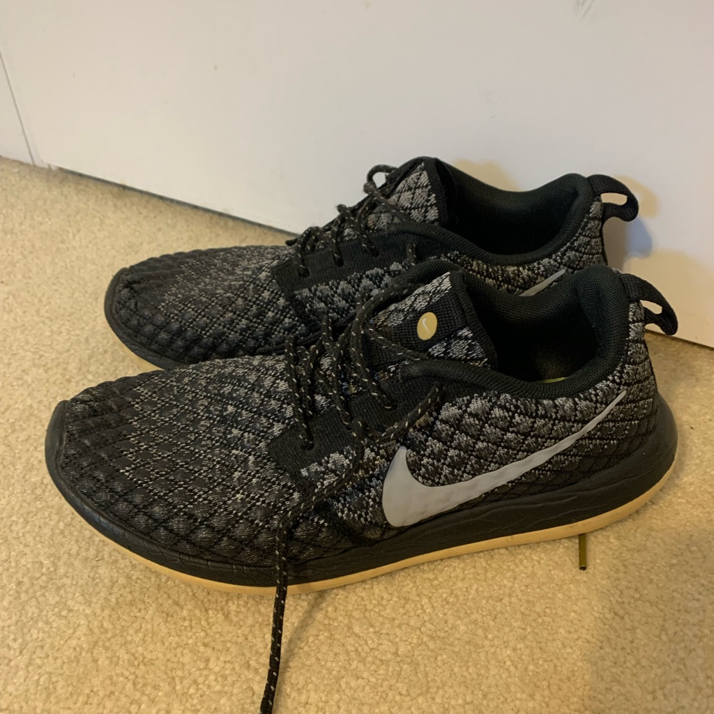 Nike Shoes | Women’s Nike Tennis Shoes | Color: Black | Size: 9.5