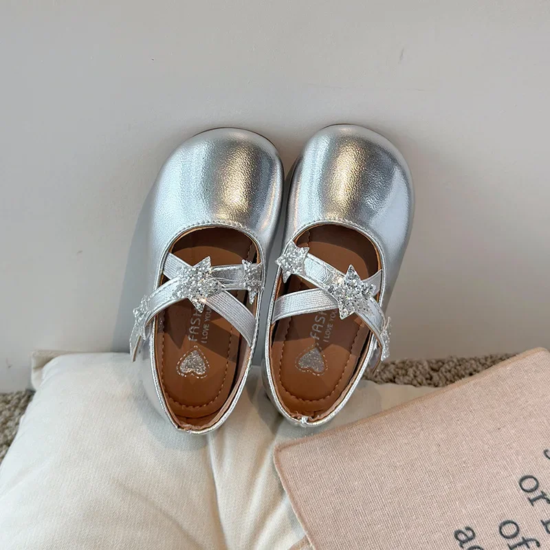 Kinder-Performance-Tanzschuhe, einfarbig, vielseitig, 2025, neue flache Schuhe für Mädchen, weiche Sohle, modische Kinder-Prinzessin-Schuhe mit Stern