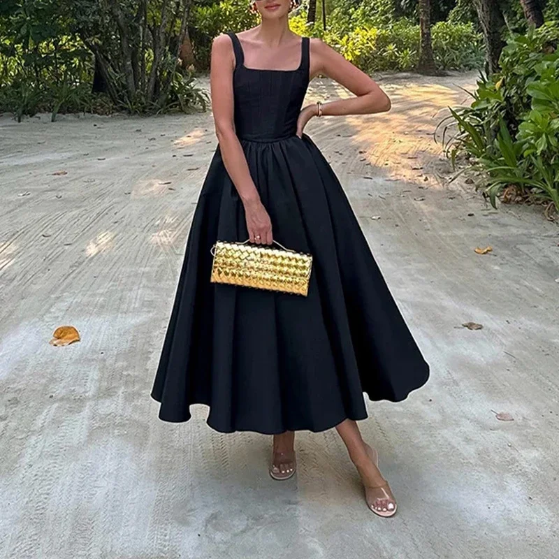 Frauen schwarzes Kleid eleganter quadratischer Kragen schulter freie Hosenträger hohe Taille faltet großen Rock Saum Mode Cocktail party