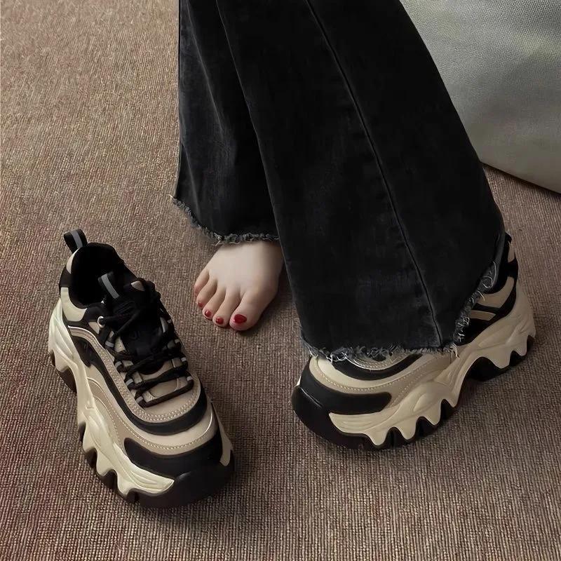 2024 nuove scarpe da ginnastica da donna casual scarpe bianche moda altezza crescente fondo spesso piattaforma primaverile sneakers robuste da donna in pelle
