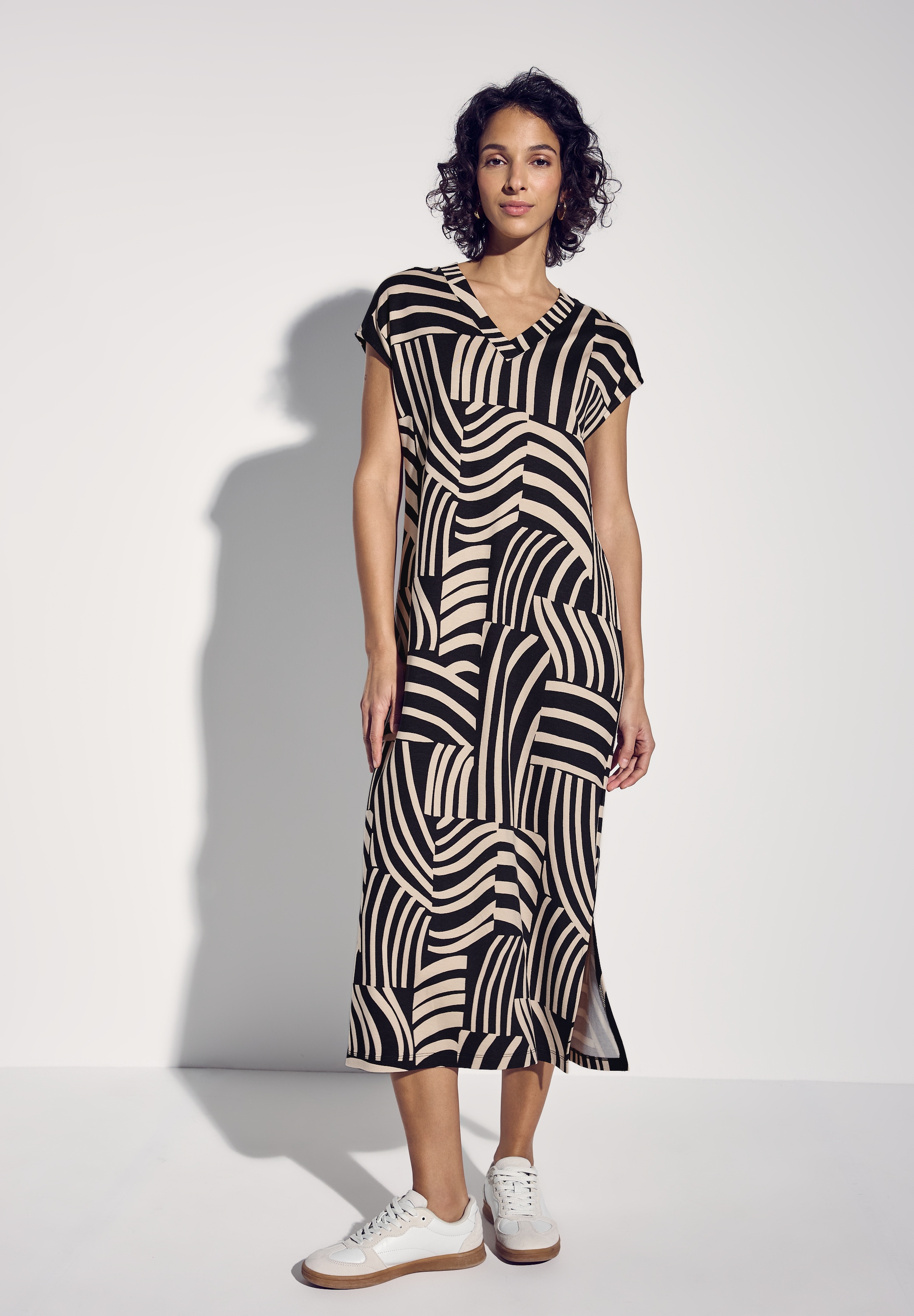 Midikleid STREET ONE, Damen, Gr. 36, EURO-Größen, schwarz, Stoff, 73% Viskose, 24% Polyester, 3% Elasthan, bedruckt, normal wadenlang, V-Ausschnitt, abgesteppt, Kleider Midikleid, mit allover Print