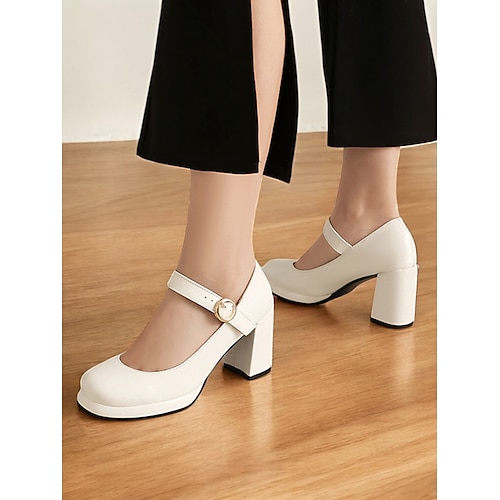 Rote Mary-Jane-Pumps aus Lackleder im Stil der 1950er-Jahre – klobige Retro-Schuhe mit Blockabsatz und Krokodilprägung für Vintage-inspirierte Mode und Partys Image