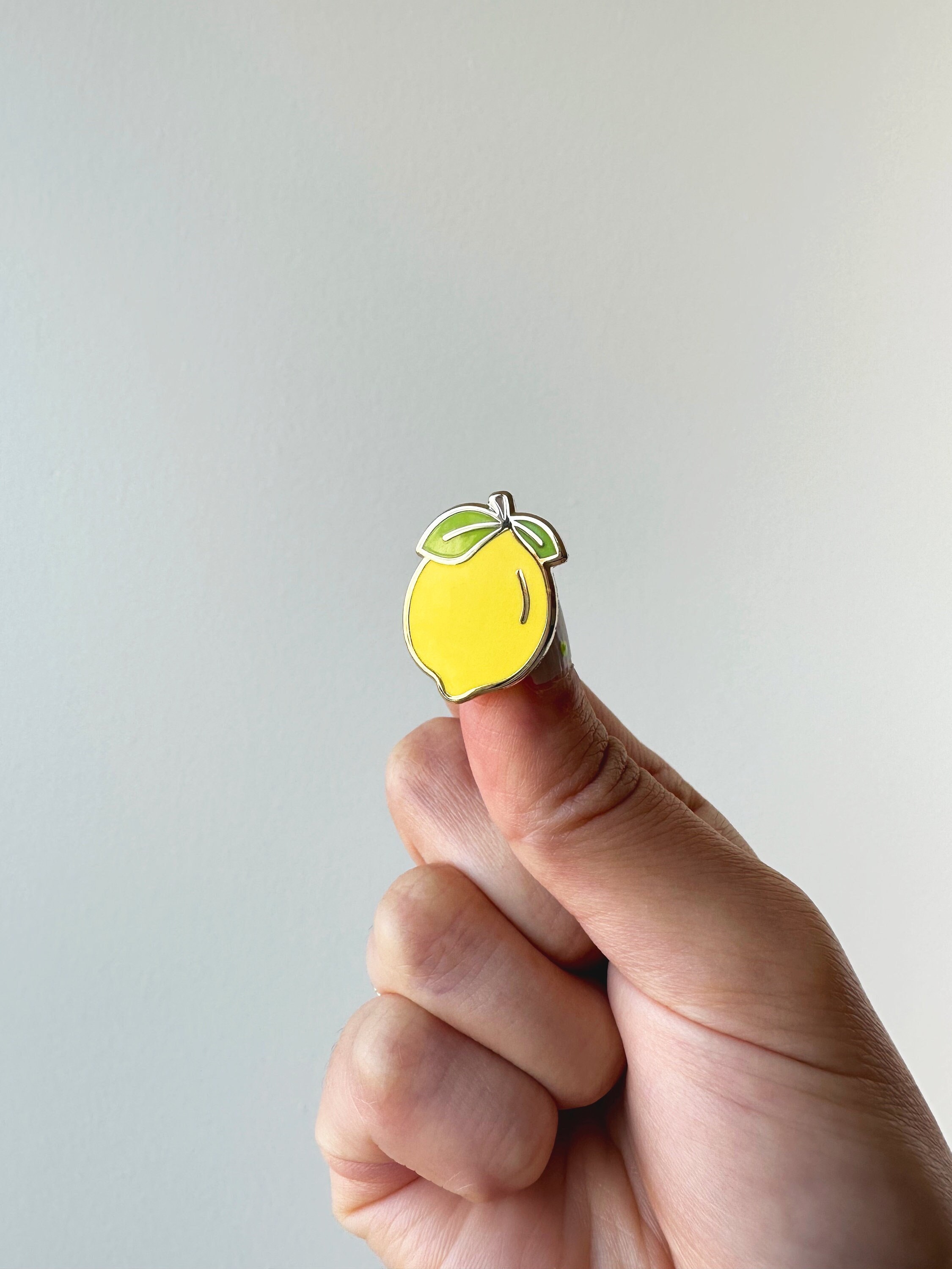 spilla a forma di limone, spilla smaltata a forma di limone, spille gialle, spille a forma di frutta, spilla da bavero, spilla a forma di verdura, spi