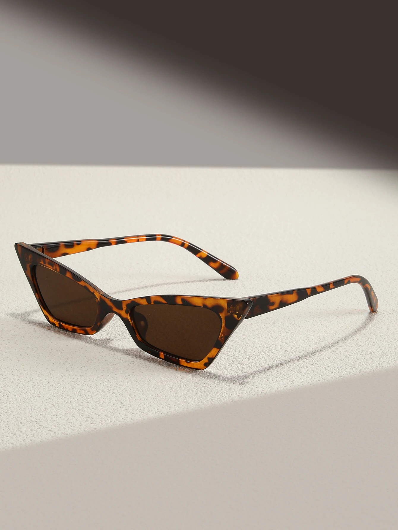 1 Paar Retro-Sonnenbrillen aus Schildpatt-Dreieck für Damen, modisch, für Reisen, Pose, Modellbrillen, UV-Schutzbrillen Image