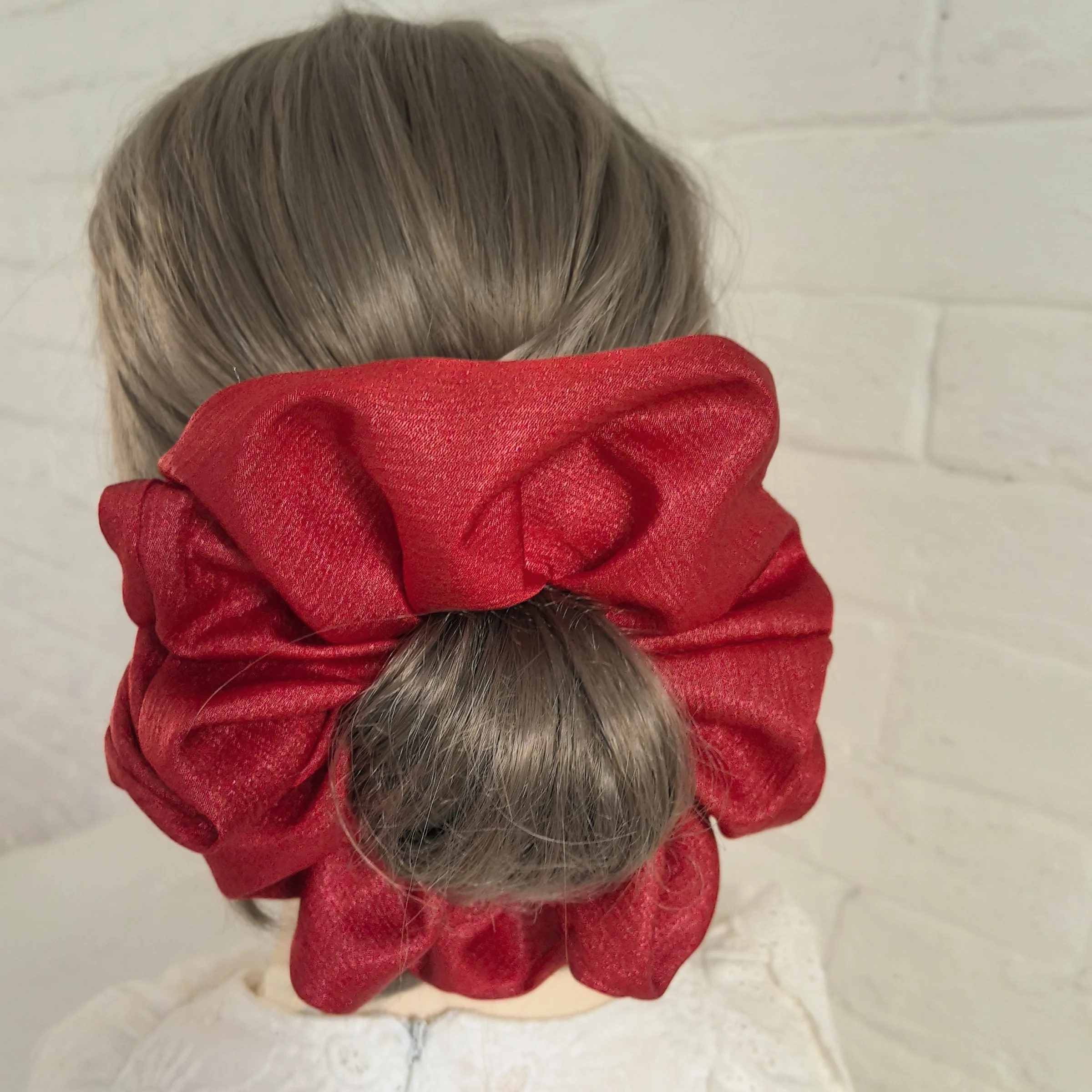 2025, supergroße und stilvolle Haargummis für Frauen, die vorne sichtbar sind. Haargummis. Hochwertige Dekoration-Haar-Accessoires Image