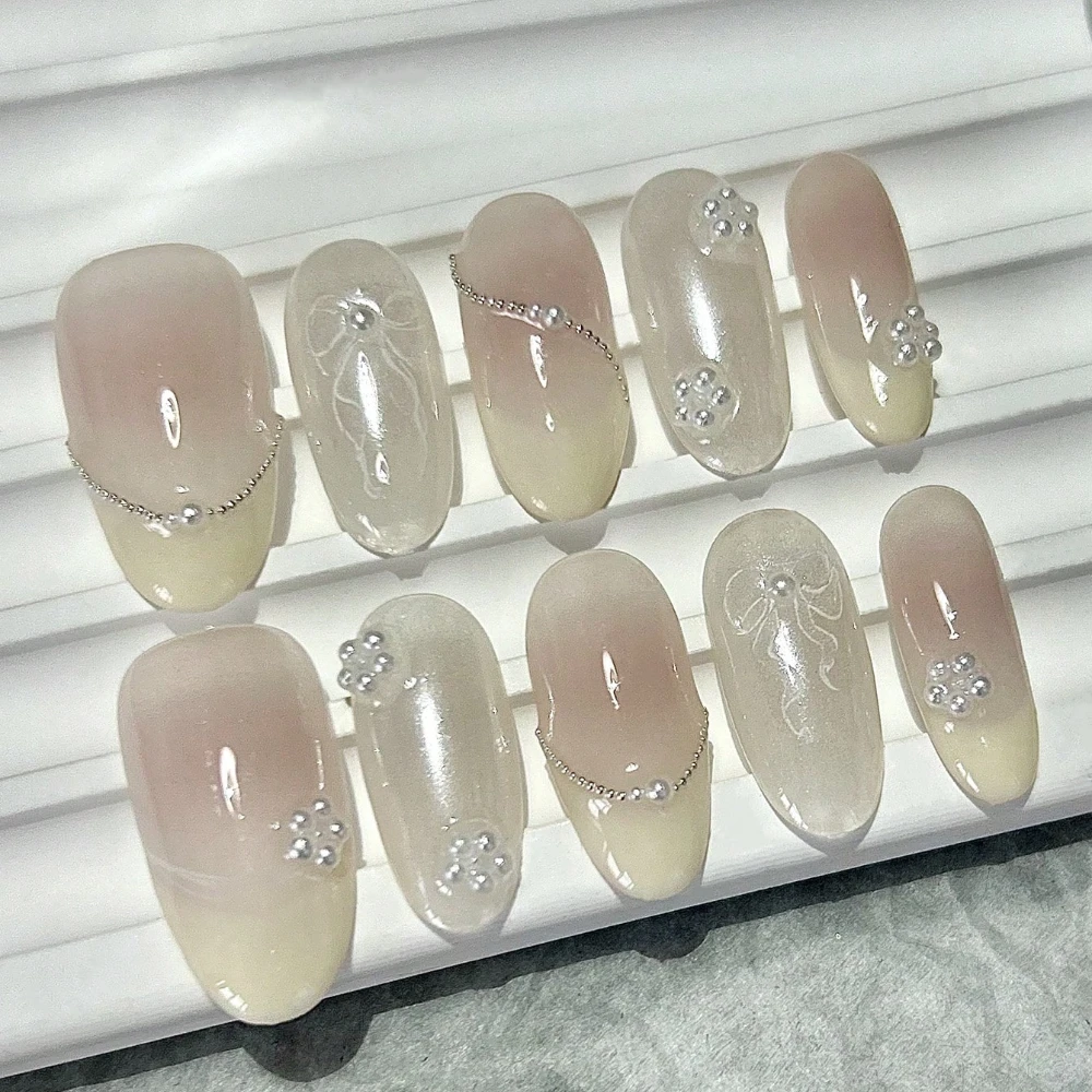 Handgefertigte wiederverwendbare Nägel zum Aufdrücken, französische Mandelform mit errötenden Perlen, Stahlperlen, künstliche Nägel, süße, sanfte Gel-Nagelkunst für Frauen Image
