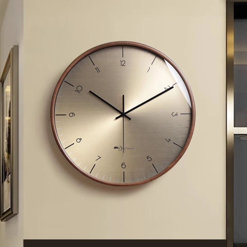 Moderne leichte Luxus-Wanduhr für Zuhause, minimalistische Atmosphäre, einfache italienische Stiluhr, Wohnzimmer, High-End-Wanduhr Image