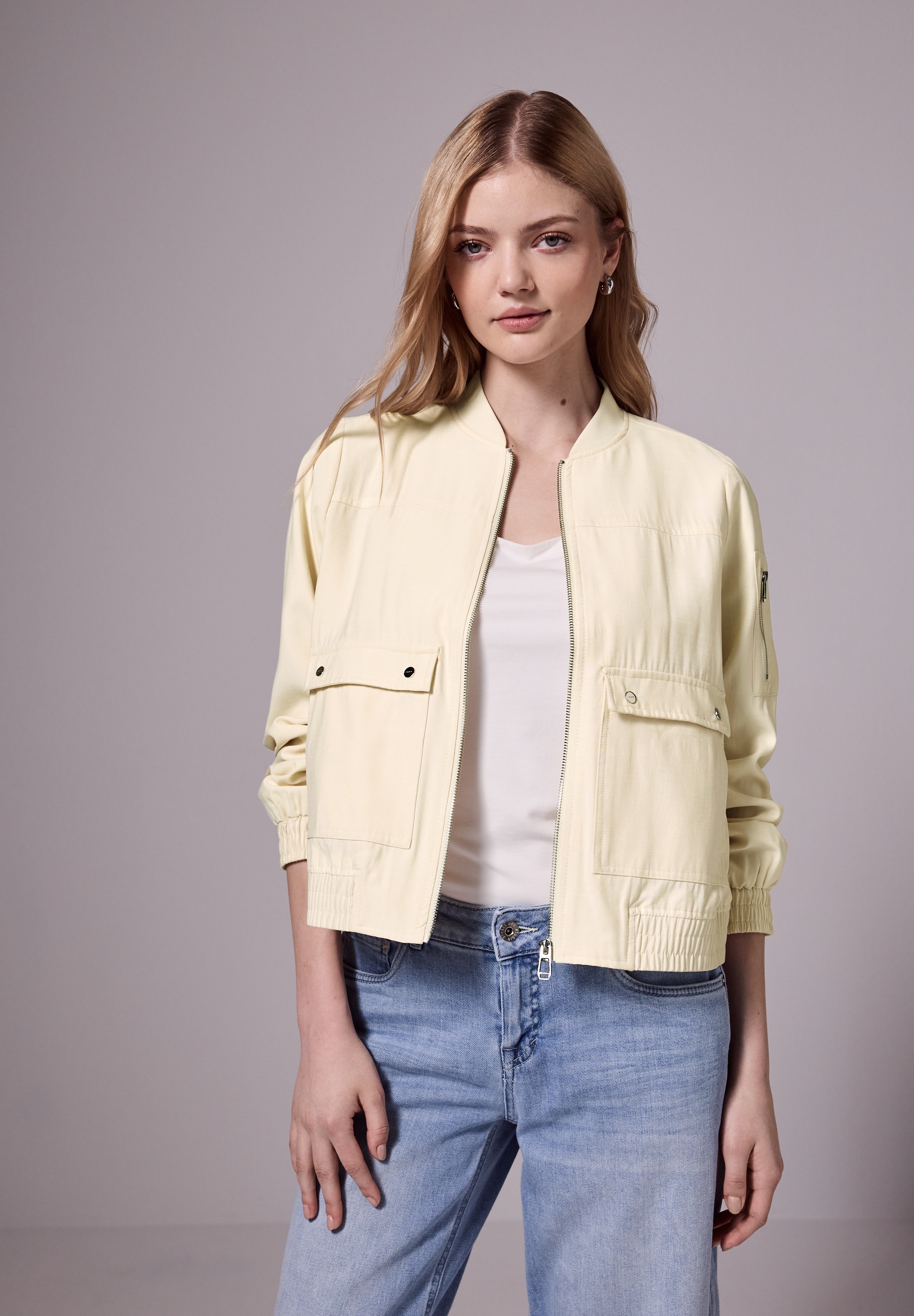 Blouson STREET ONE STUDIO, Damen, Gr. 44, mellow vanilla, Stoff, Obermaterial: 87% Viskose, 13% Polyester; Futter: 100% Polyester, unifarben, normal kurz, Rundhals, elastischer Bund, Jacken, mit Elastiksaum Image